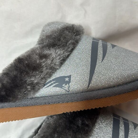 FOCO Officially Licensed Glitter Patriots Football Faux Fur Slippers. Size 9/10. - Picture 6 of 11